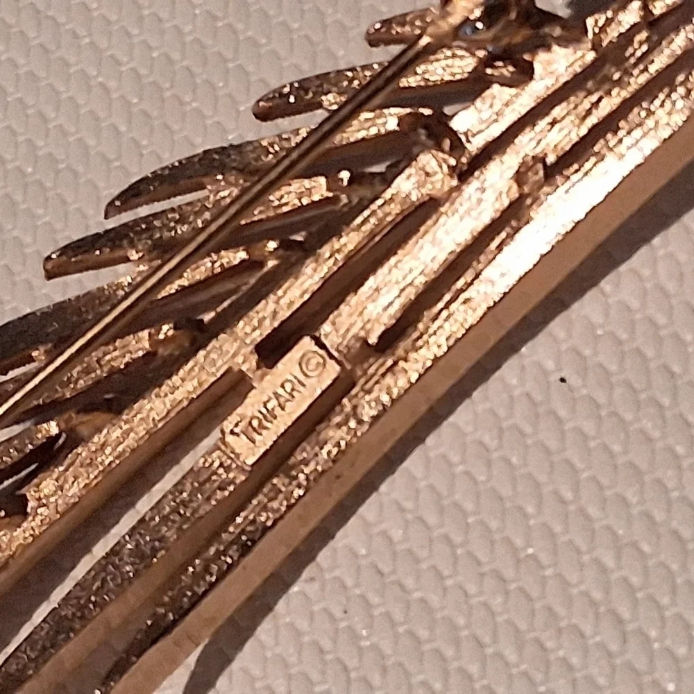 * Vintage Crown Trifari Gold Tone Leaf Like Pin Brooch